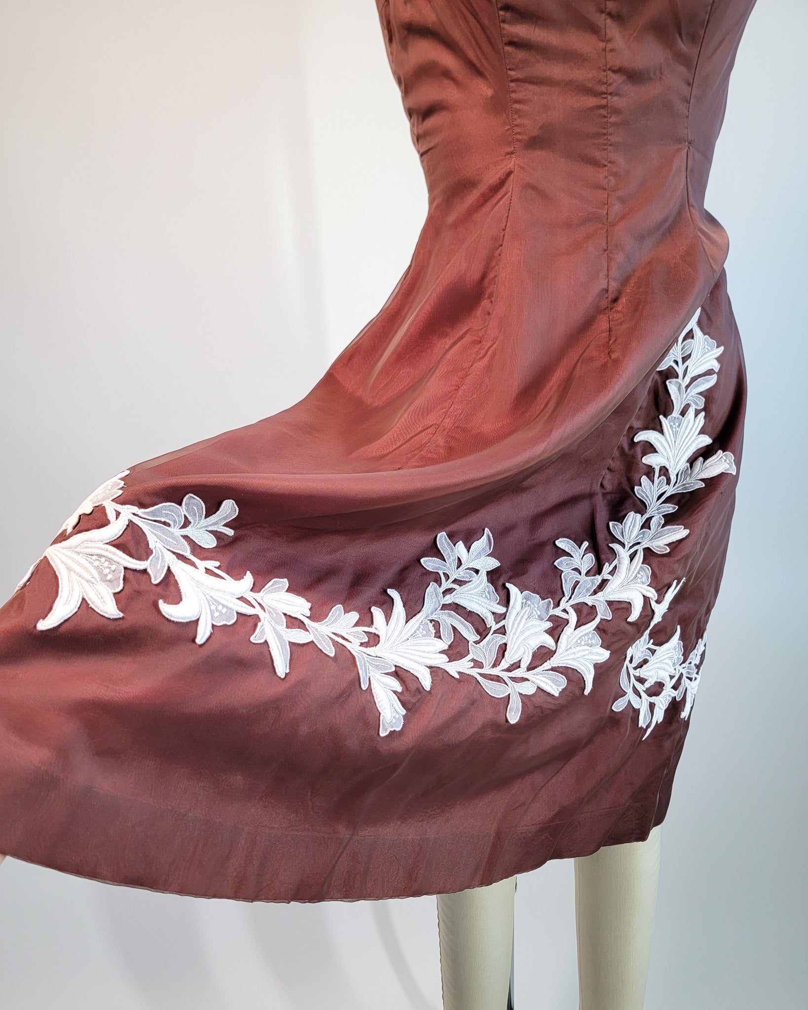 50s Brown Floral Appliqué Scoop Neck Cocktail Dress