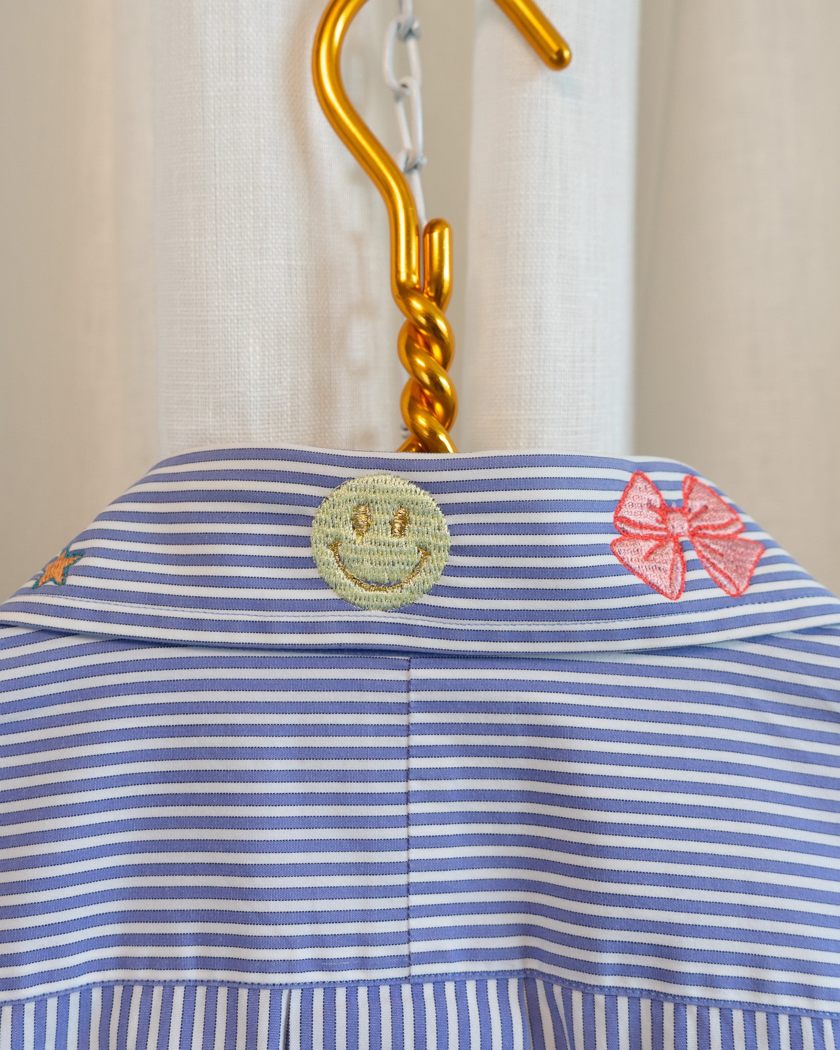 00s "Art Scene" Embroidered Jos A Bank Light Blue Stripes Button Down Shirt