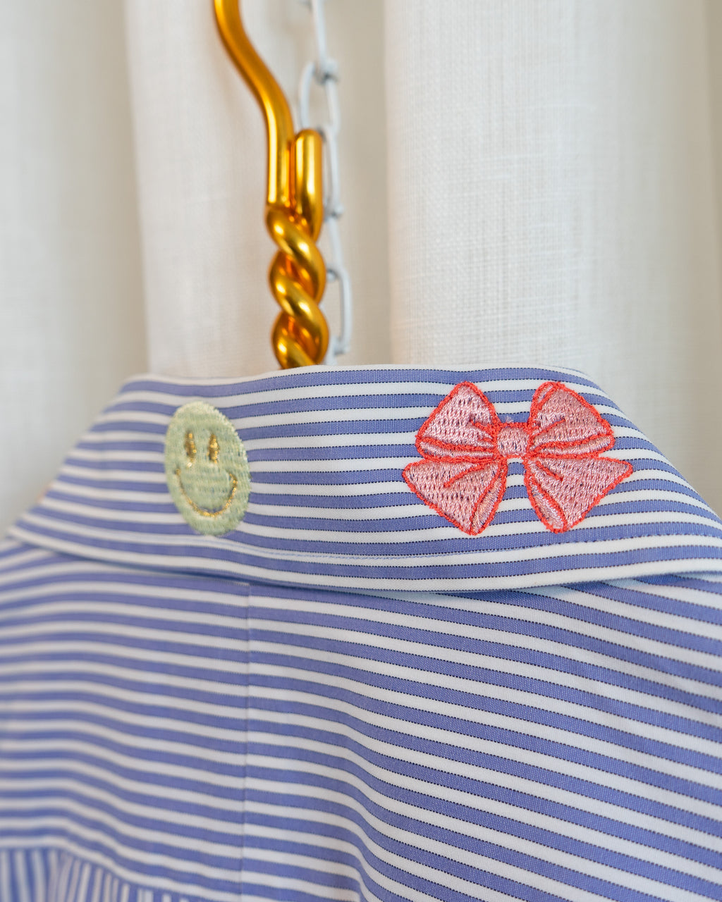 00s "Art Scene" Embroidered Jos A Bank Light Blue Stripes Button Down Shirt