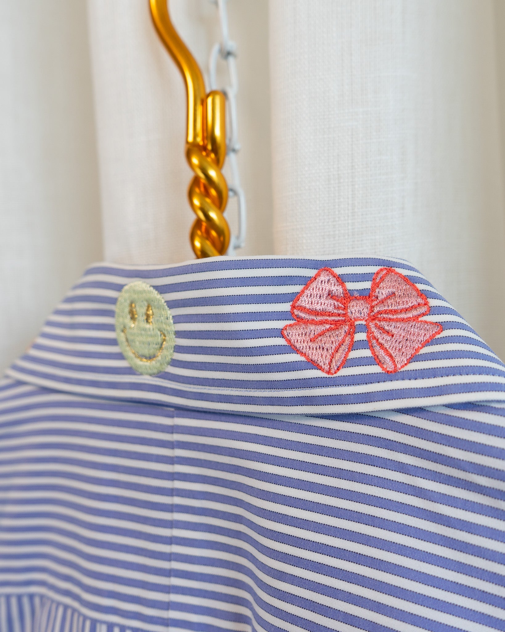 00s "Art Scene" Embroidered Jos A Bank Light Blue Stripes Button Down Shirt