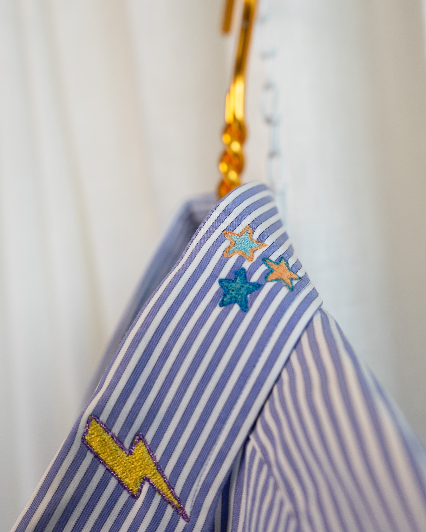 00s "Art Scene" Embroidered Jos A Bank Light Blue Stripes Button Down Shirt