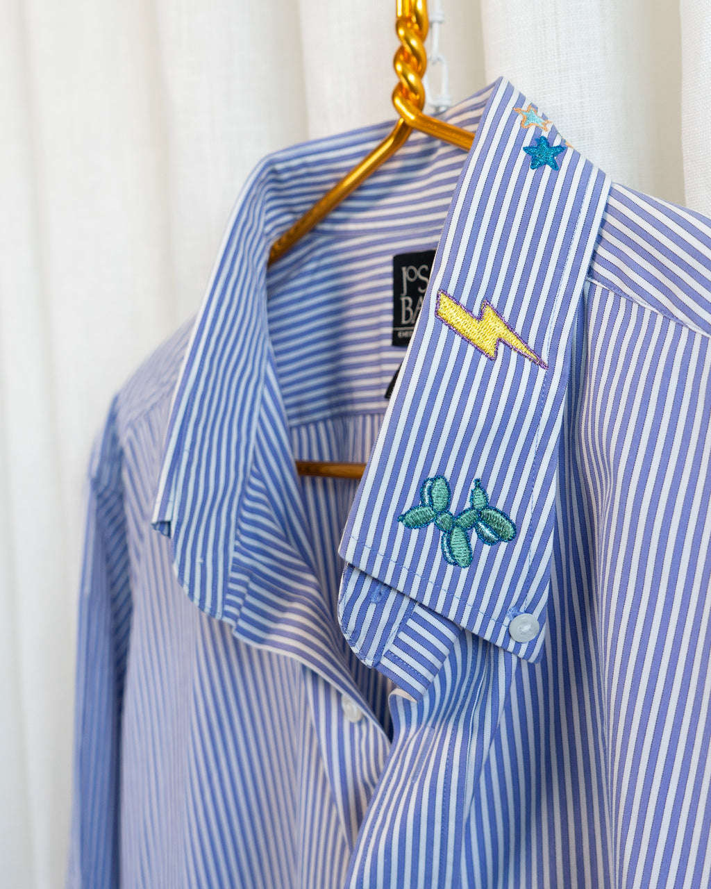 00s "Art Scene" Embroidered Jos A Bank Light Blue Stripes Button Down Shirt