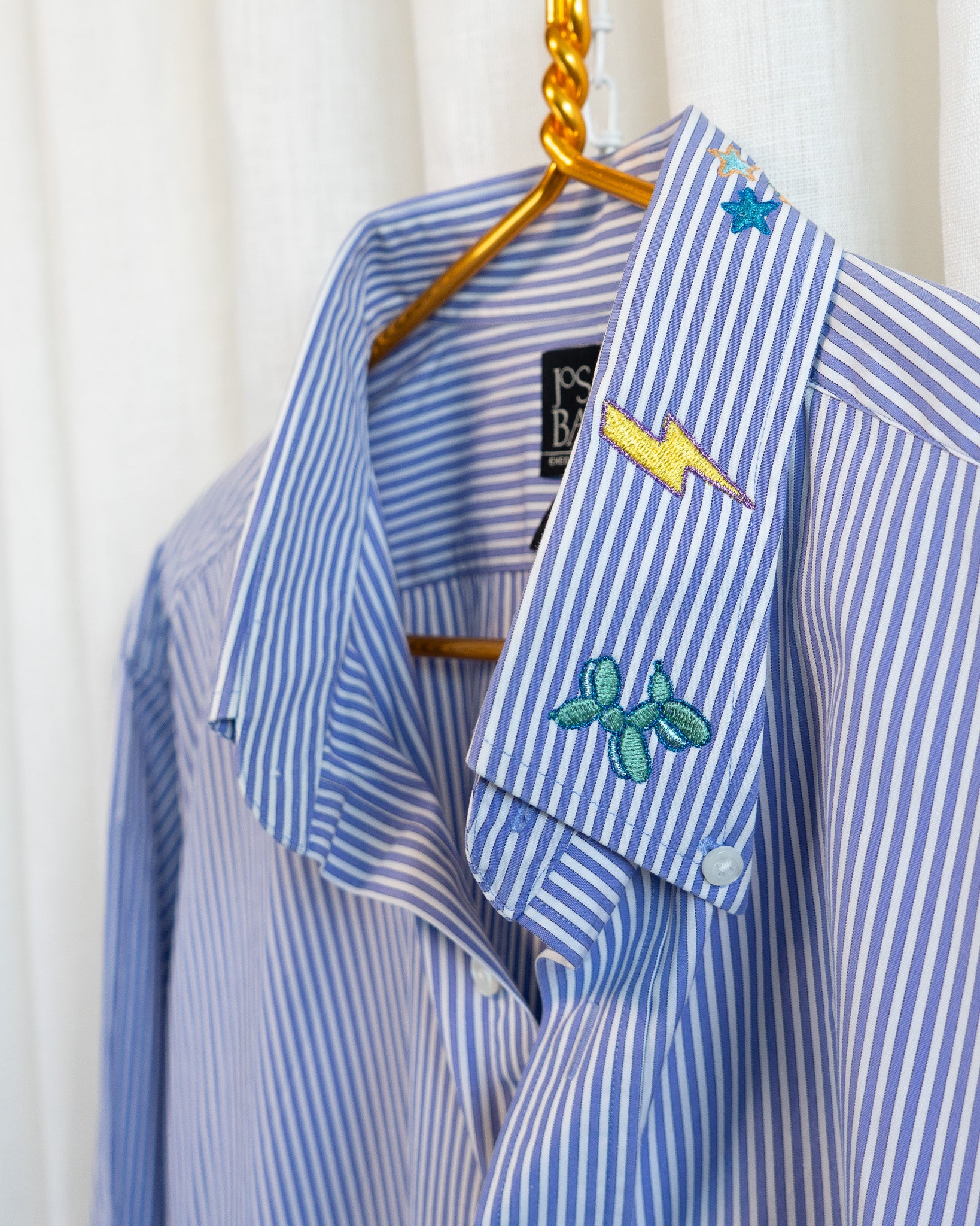 00s "Art Scene" Embroidered Jos A Bank Light Blue Stripes Button Down Shirt