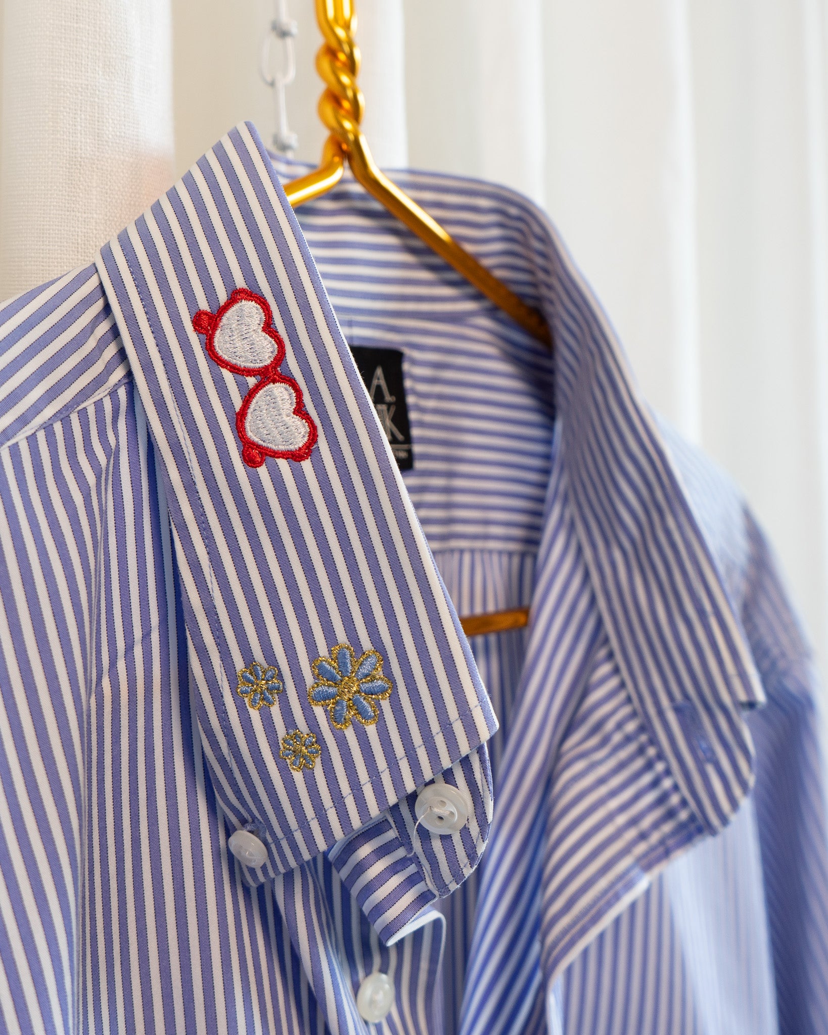 00s "Art Scene" Embroidered Jos A Bank Light Blue Stripes Button Down Shirt