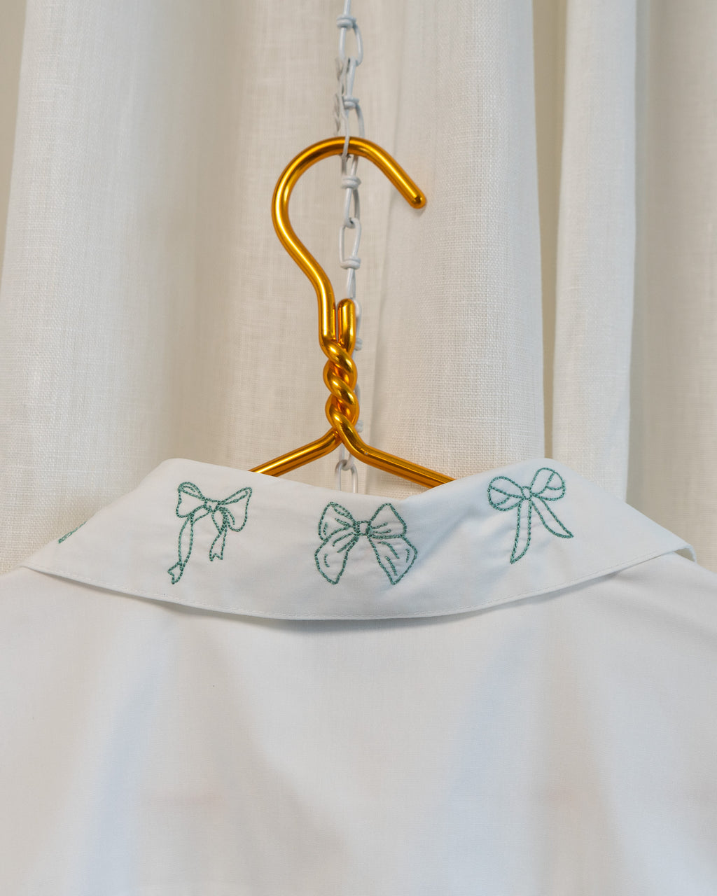 00s "Lined Bows" Embroidered Crisp White 3/4 Sleeve Shirt