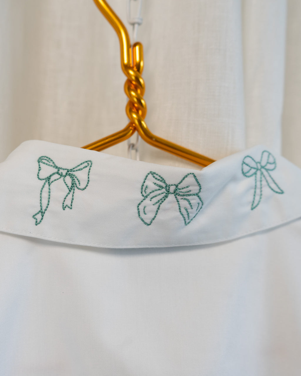 00s "Lined Bows" Embroidered Crisp White 3/4 Sleeve Shirt