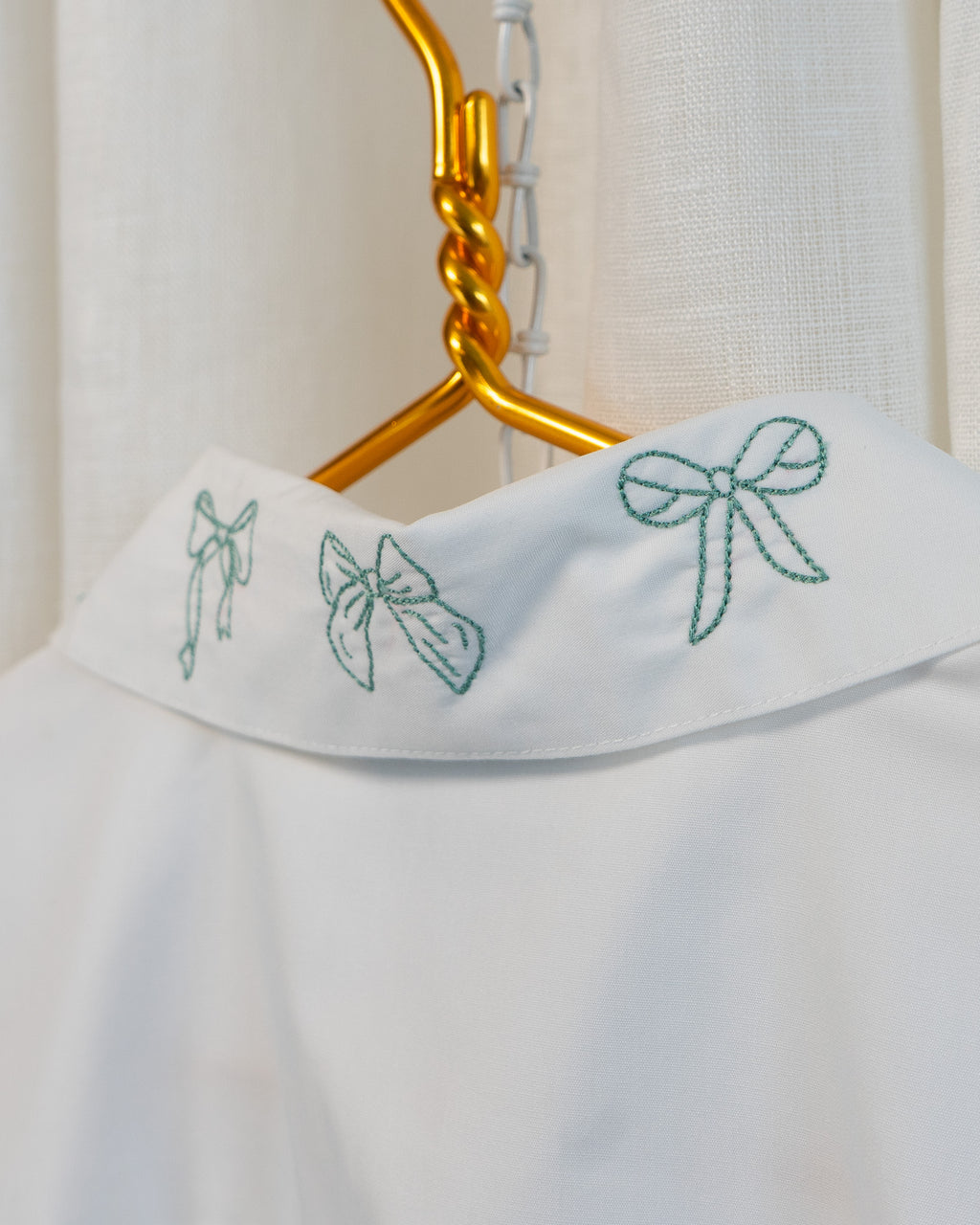 00s "Lined Bows" Embroidered Crisp White 3/4 Sleeve Shirt