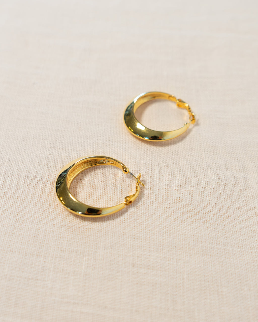 90s Bright Gold Closed Loop Hoop Earrings