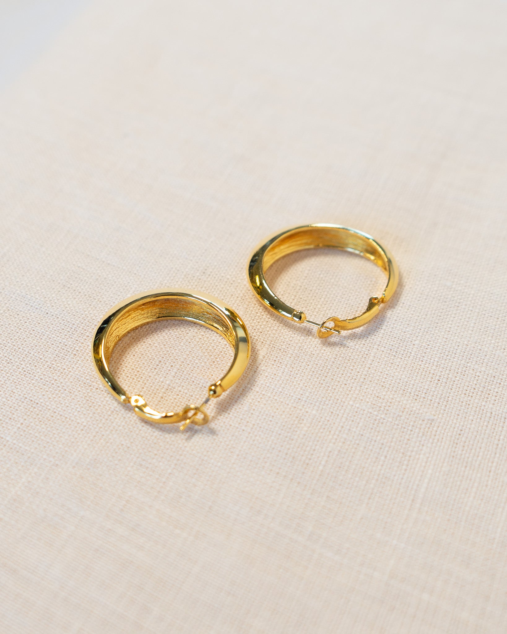 90s Bright Gold Closed Loop Hoop Earrings